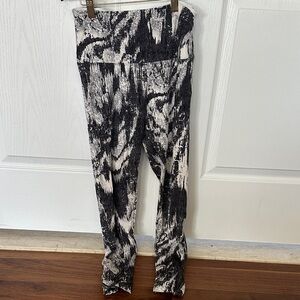 Women's Black & White Abstract Print High-Waist Leggings